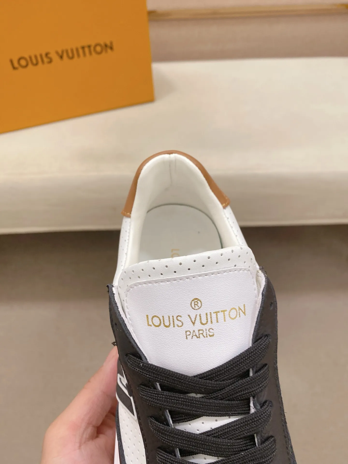 Men's shoes 💰: 420💰🎉🎉LV~Louis Vuitton trendy men's shoes New shipments Latest matching The same style as the official website Super high quality Hot sales of the season [strong] [strong] [strong] Selected first-layer cowhide, comfortable cowhide lining, original last, comfortable on the foot, wear-resistant rubber outsole Size number: 38-44.